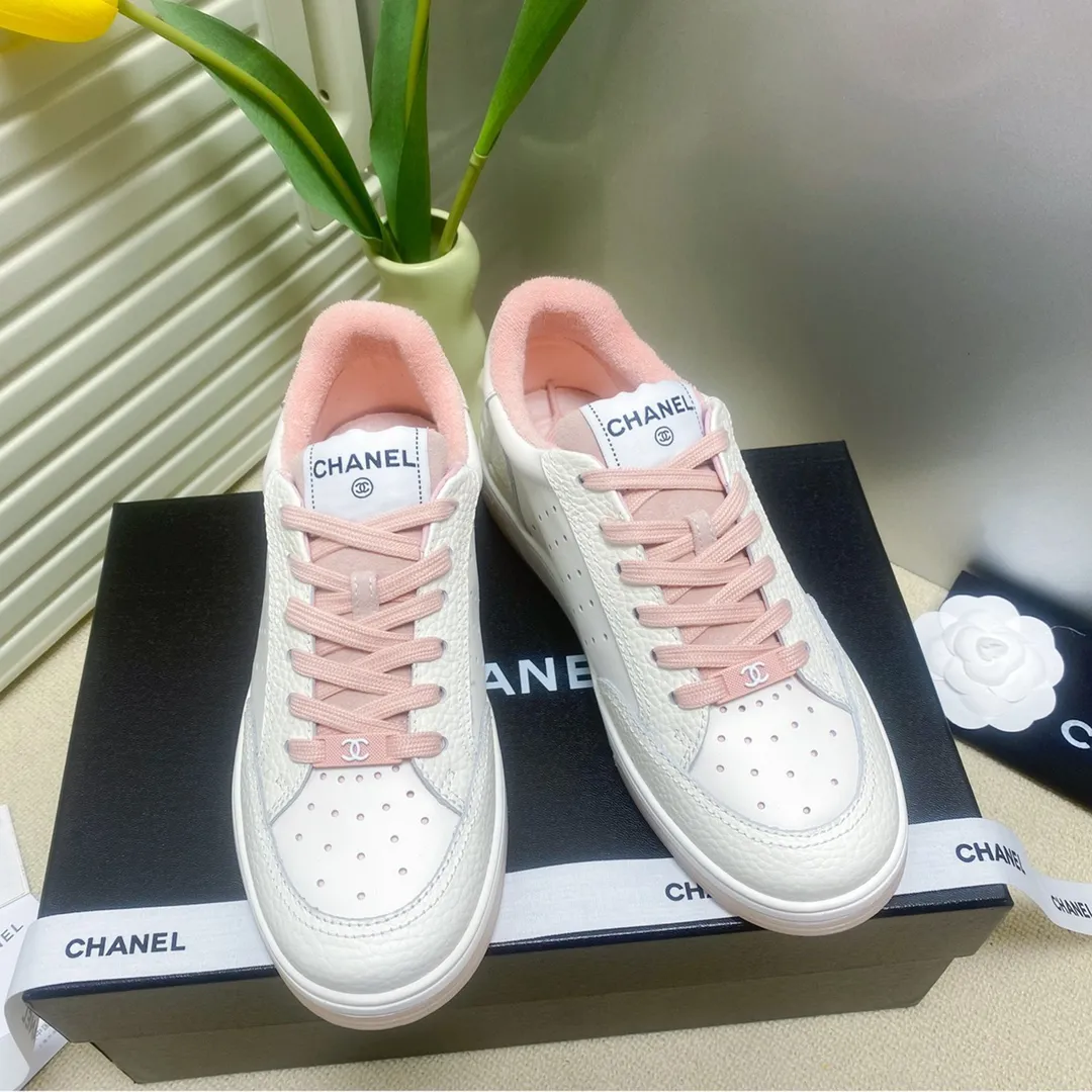 👟👟Ex-factory price 480🐹🐹Women's shoes, women's clothing chanel~~Chanel's latest 2022 panda shoes, skateboard shoes, sneakers, out of stock king @counters are out of stock everywhere〰It's hard to reserve even if you have money❗️ The fresh splicing style is really super nice...Xiaohongshu, Internet celebrity anchors, and blog owners have already started to call ❤ Original calfskin fabric, original towel lining, logo stamping process, two-color T👟👟 ex-factory price U outsole, lasting process, foot pad latex all custom molded... 🎁Supporting packaging 35-40 regular size